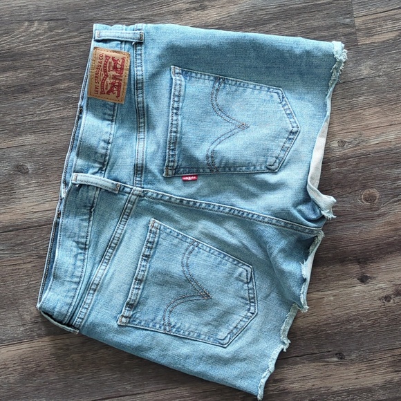Levi's Embroidered Denim Shorts - Picture 3 of 4